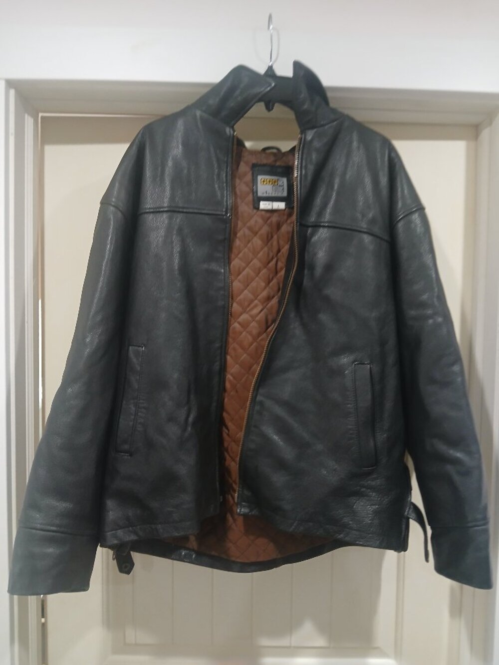 VTG 90s/00s Distressed BC Ethic Skins Geniune Leather Jacket (size L, no zipper)
